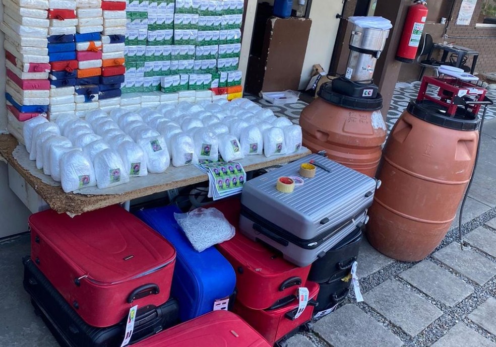 Mais de 200 kg de coca&iacute;na e pasta base s&atilde;o apreendidos em Salvador; drogas s&atilde;o avaliadas em cerca de R$ 2 milh&otilde;es &mdash; Foto: SSP