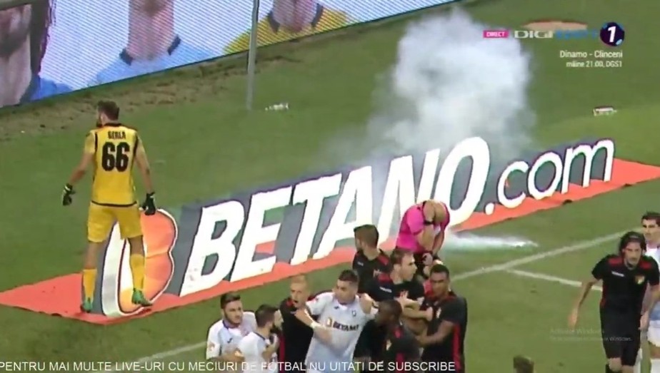 Ãrbitro Ã© atingido por sinalizador, e jogo da Liga Europa fica mais de 30 minutos interrompido