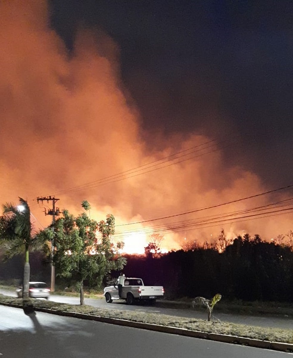 Incêndio registrado entre os bairros Tocantins e Taiaman — Foto: Redes sociais