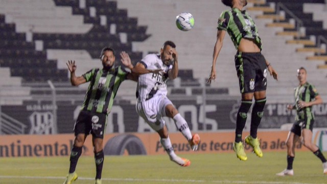 Moisés sobe para marcar de cabeça logo no início do jogo