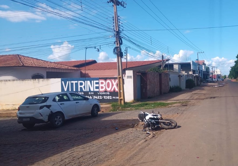 Motociclista ficou ferido em acidente no município de Picos, Sul do Piauí — Foto: Divulgação/PRF