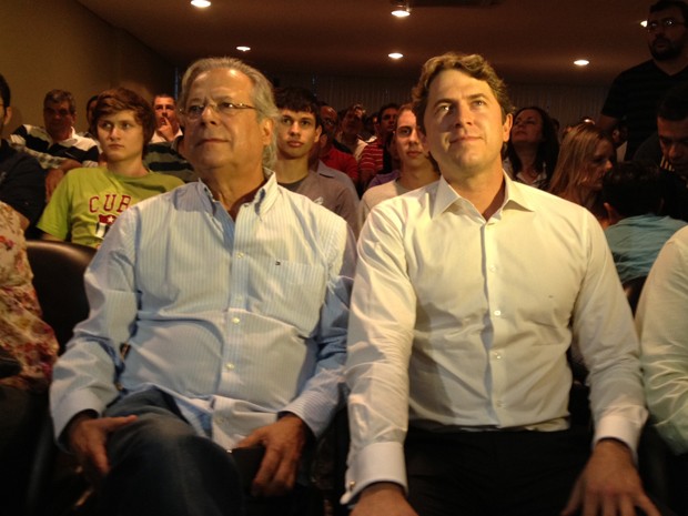 José Dirceu ao lado do filho, o deputado Zeca Dirceu (PT), durante ato em Curitiba (Foto: G1 PR)