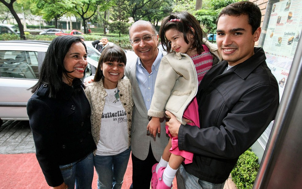 Foto de arquivo de outubro de 2008 mostra Geraldo Alckmin, acompanhado de sua esposa, Lu Alckmin, sua filha Sophia, sua neta e seu filho, Thomaz Alckmin, ao chegar em um restaurante na zona sul de SÃ£o Paulo (Foto: Paulo Liebert/EstadÃ£o ConteÃºdo/Arquivo)