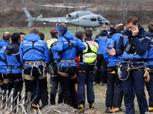 Policiais e alpinistas se preparam para embarcar durante trabalho de busca do avião Airbus A320 da Germanwings em Seyne, na região dos Alpes. A aeronave caiu com 150 pessoas a bordo (Foto: Jean-Paul Pelissier/Reuters)
