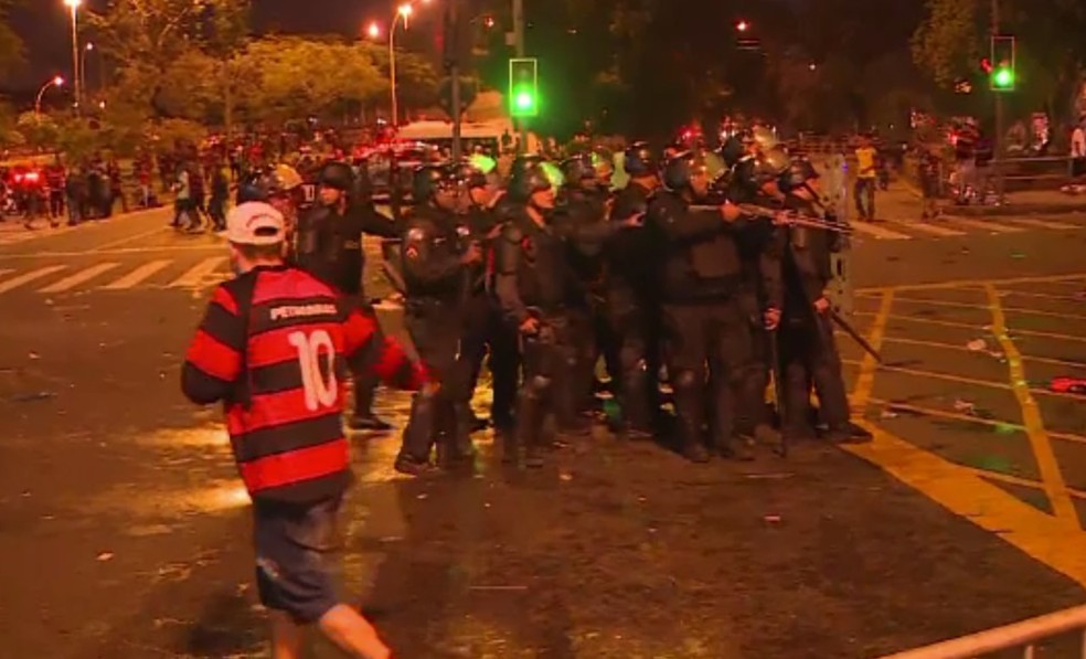 Confus&atilde;o no Maracan&atilde; antes de Flamengo x Gr&ecirc;mio: policiais tentam evitar invas&atilde;o no est&aacute;dio &mdash; Foto: Reprodu&ccedil;&atilde;o / TV Globo