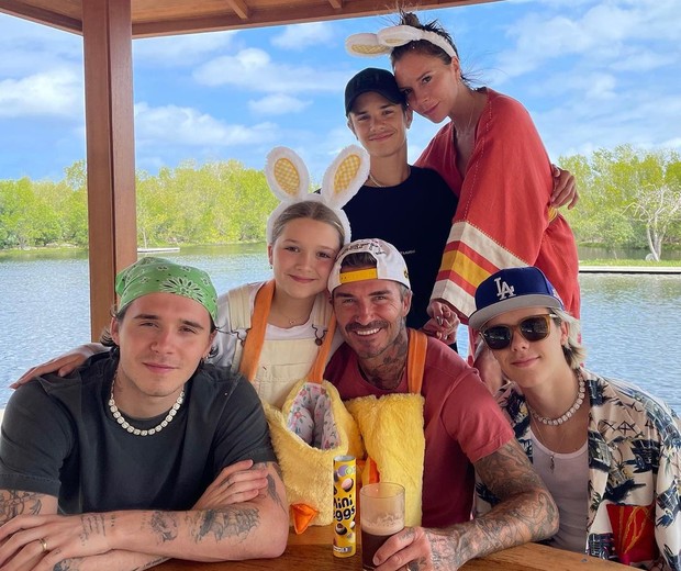 David Beckham ccom Victoria Beckham e filhos (Foto: Reprodução/Instagram)