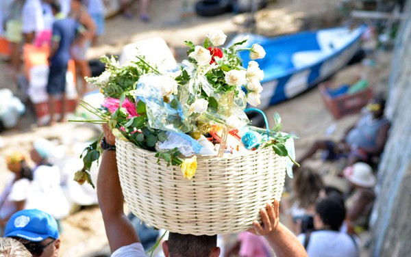 Homens desde as escadas da praia no Rio Vermelho para depositar balaio na festa de iemanjá em 2019, na Bahia. — Foto: Elias Dantas/ Ag Haack