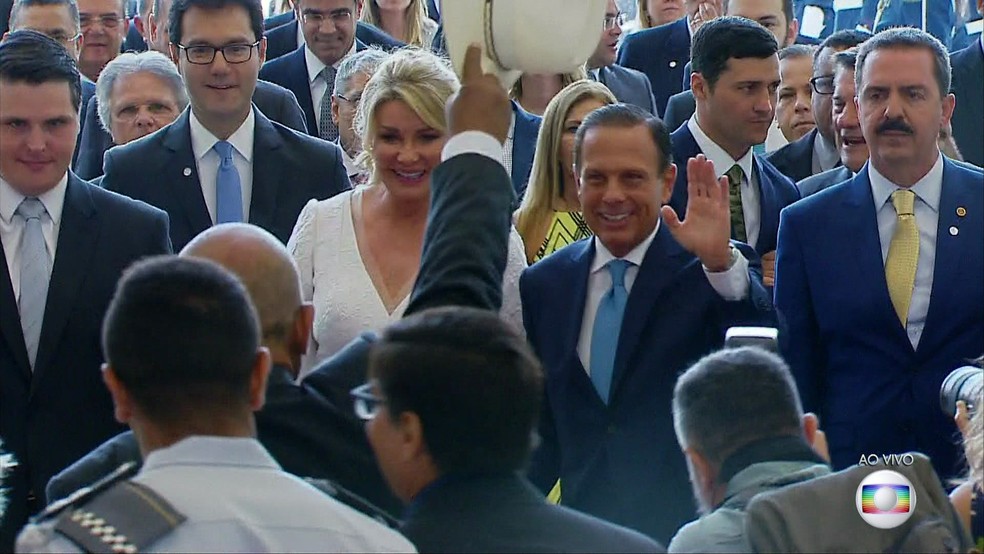 Doria acena com a primeira-dama Bia Doria na Assembleia Legislativa — Foto: TV Globo/Reprodução