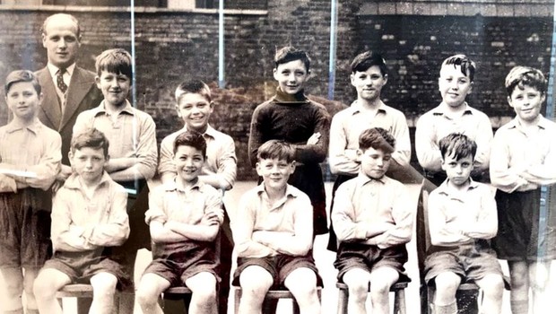 Peter Done (primeiro à direita) na escola — ele só conhecia uma pessoa que foi para a universidade (Foto: Peter Done via BBC)