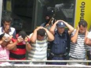 Reféns rendidos durante assalto a banco em Esperantinópolis (MA) (Foto: Arquivo Pessoal)