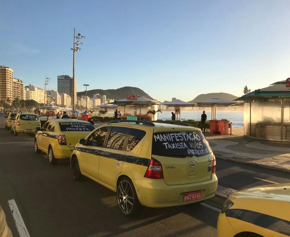 Taxistas se concentram em Copacabana, Zona Sul do Rio (Foto: Reprodução / TV Globo)