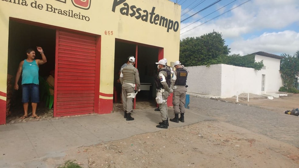 Pm fez rondas em Teotônio Vilela, AL, para orientar donos de estabelecimentos comerciais — Foto: Ascom/BPRv