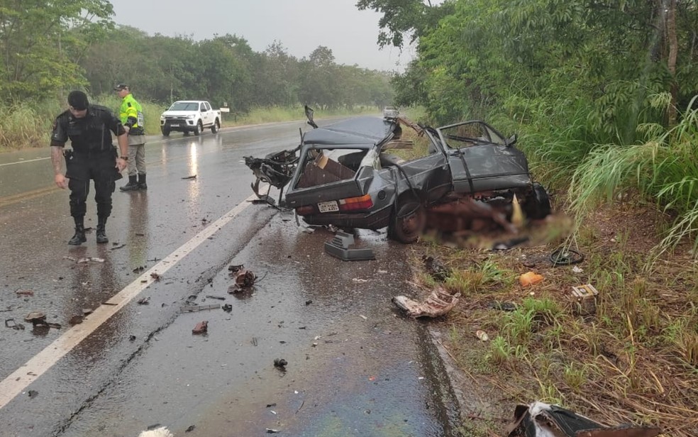 Carro fica destrudo aps acidente na GO-080 em Goiansia Gois  Foto: Reproduo/TV Anhanguera