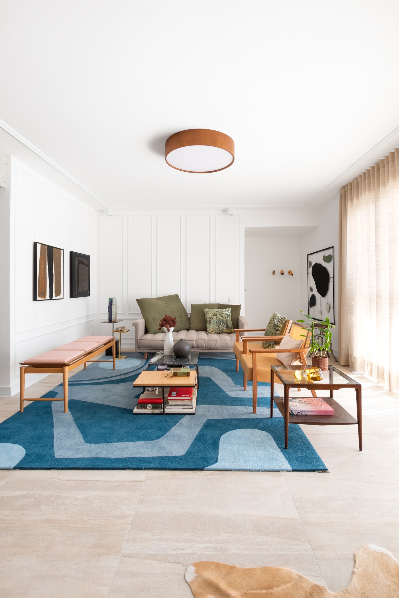 Décor do dia: salas de estar e jantar integradas com decoração atemporal e estruturas aparentes (Foto: Alexandre Disaro)