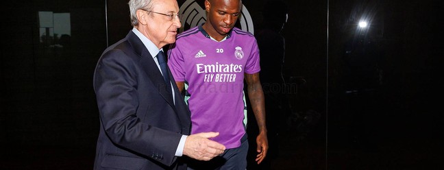 Vinicius Jr. se reúne com o presidente do Real Madrid após mais uma sequência de ataques racistas. — Foto: Antonio Villalba/Real Madrid