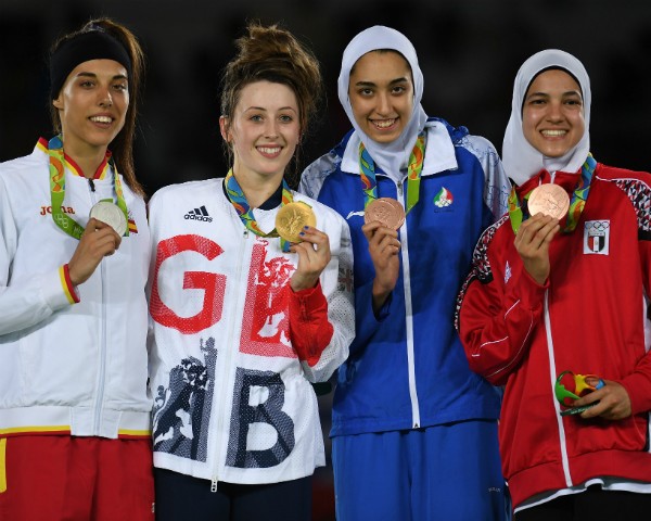 Eva Calvo, Jade Jones, Kimia Alizadeh Zenoorin e Hedaya Malak Wahba no pódio olímpico (Foto: Getty Images)