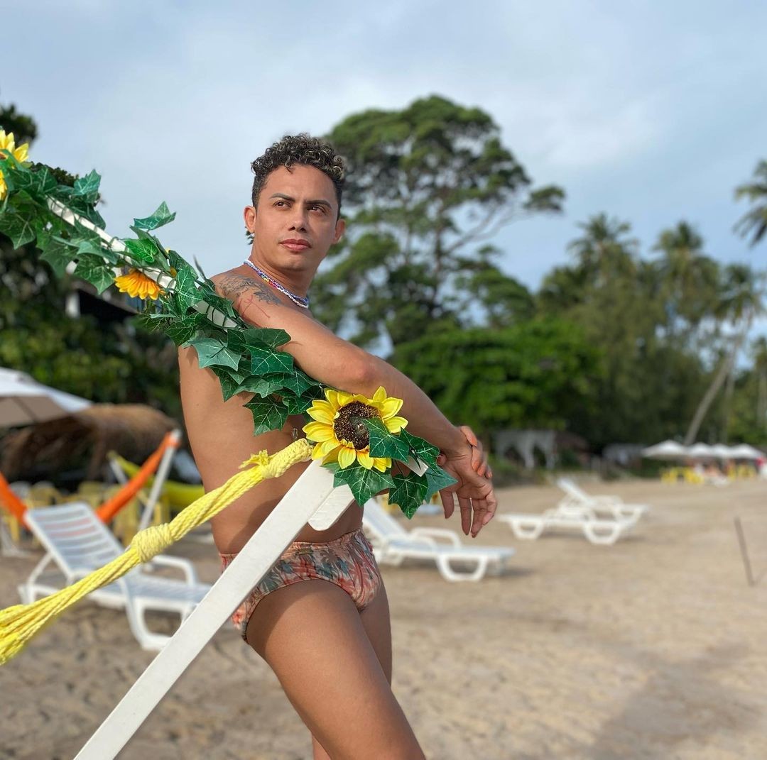 Silvero Pereira posa para fotos em praia de Alagoas (Foto: Reprodução / Instagram)