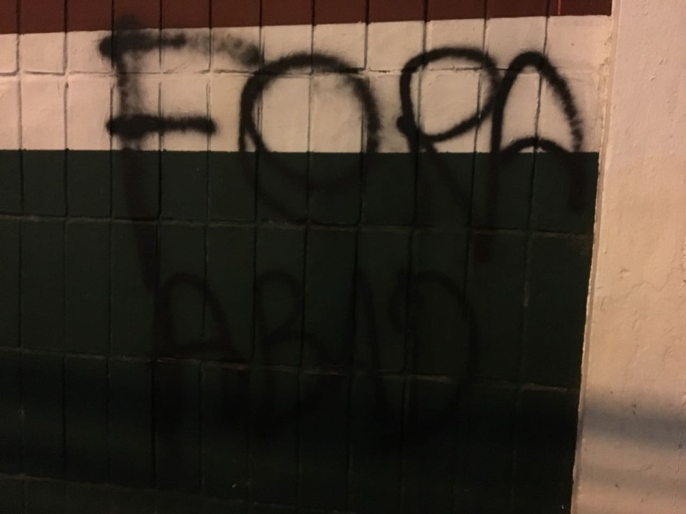 Muro das Laranjeiras Ã© pichado por manifestantes (Foto: Caio Blois)