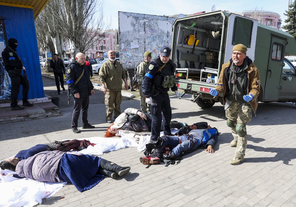 Militares ucranianos e pessoal de emerg&ecirc;ncia atendem v&iacute;timas ap&oacute;s ataque em uma esta&ccedil;&atilde;o ferrovi&aacute;ria na cidade de Kramatorsk, na regi&atilde;o de Donbass, em 8 de abril de 2022 &mdash; Foto: Anatolii Stepanov/AFP
