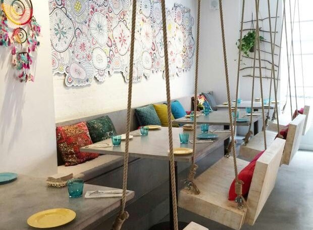 Esse restaurante eliminou as cadeiras e colocou balanços e sofás (Foto: Pinterest/ Reprodução)