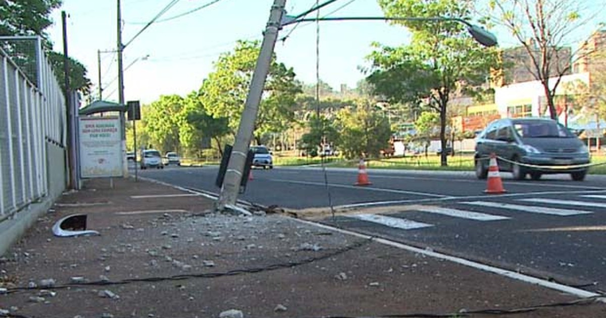 Caminhão perde o controle e tomba em rodovia de Pradópolis