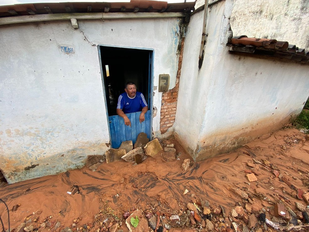 Morador dentro de casa afetada pelo deslizamento de terra  — Foto: Pedro Trindade/Inter TV Cabugi