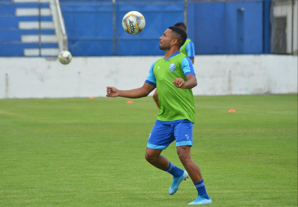Improvisado na lateral, Cedric ganhou a confiança do técnico Mozart — Foto: Augusto Oliveira/ASCOM CSA