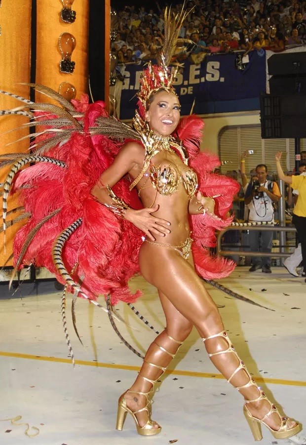 2008: Um imprevisto marcou o desfile da apresentadora pela Gaviões da Fiel. Neste ano, o bustiê da apresentadora despencou no meio do desfile, mas ela não desanimou durante a passagem pela avenida. — Foto: Agnews/Brazil News
