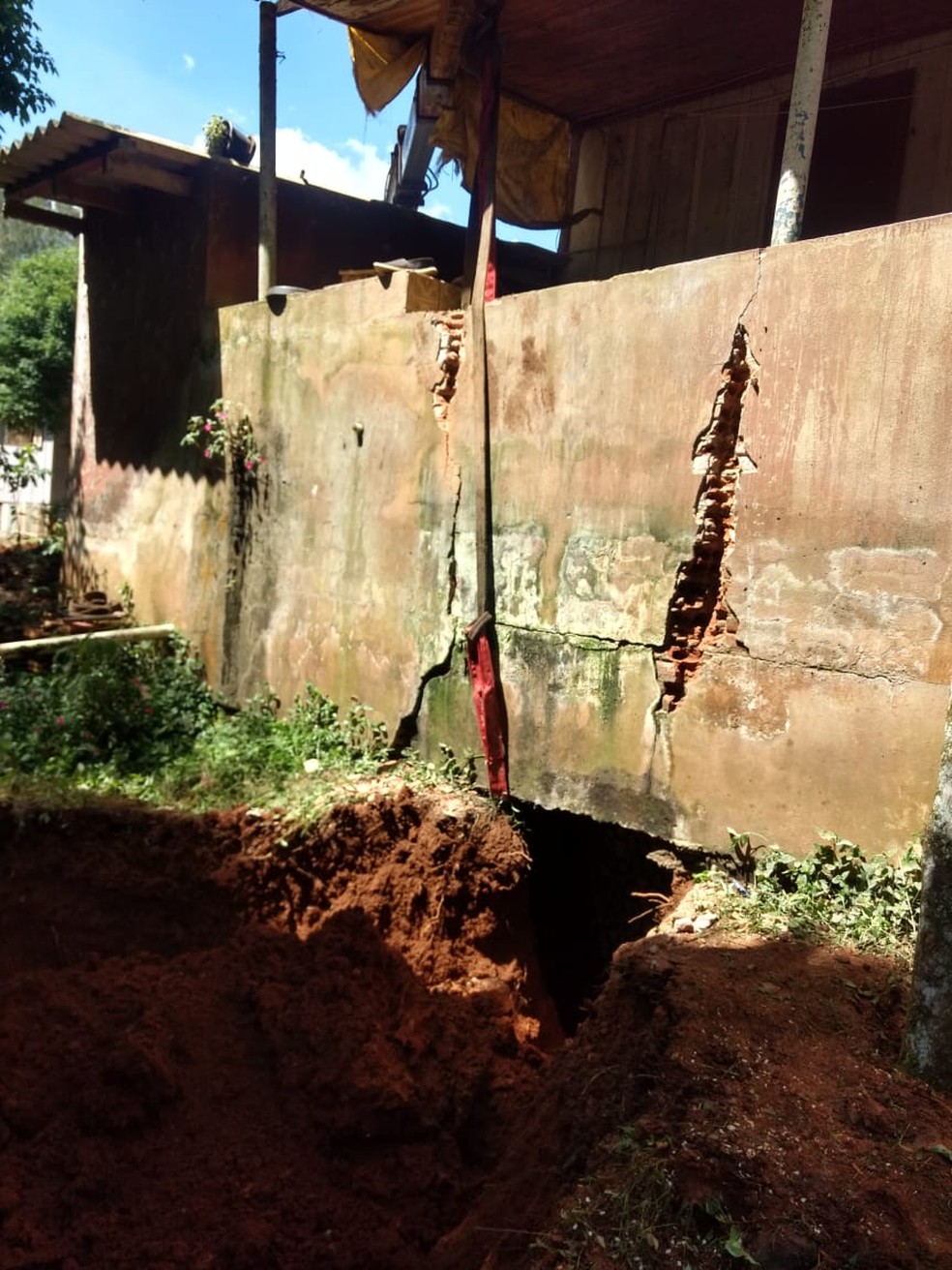 Bombeiros tiveram que abrir buraco lateral em casa em Seara para resgate de casal â Foto: Bombeiros de Seara/DivulgaÃ§Ã£o