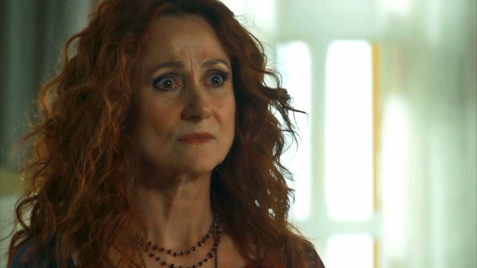 Espírito de Milu (Zezé Polessa) aparece para Mirtes (Elizabeth Savala), em 'O Sétimo Guardião' — Foto: TV Globo