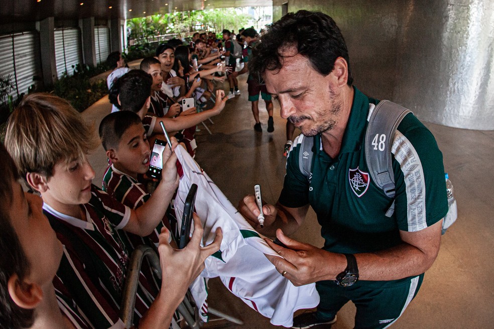 Diniz vive lua-de-mel com a torcida tricolor — Foto: Marcelo Gonçalves / Fluminense FC