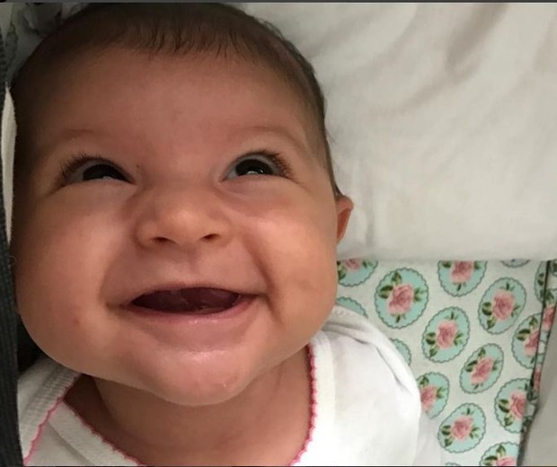 A pequena Nina, filha de Carol Castro, em clique sorridente feito pela mamãe coruja (Foto: Reprodução Instagram)