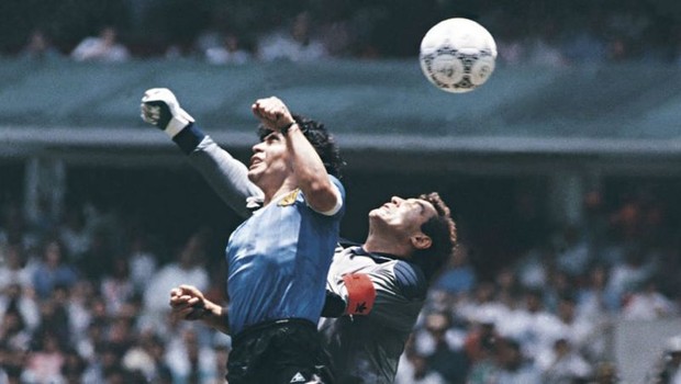 O gol mais polêmico de Maradona, feito com a mão, contra a Inglaterra, na Copa de 1986 (Foto: Getty Images via BBC)