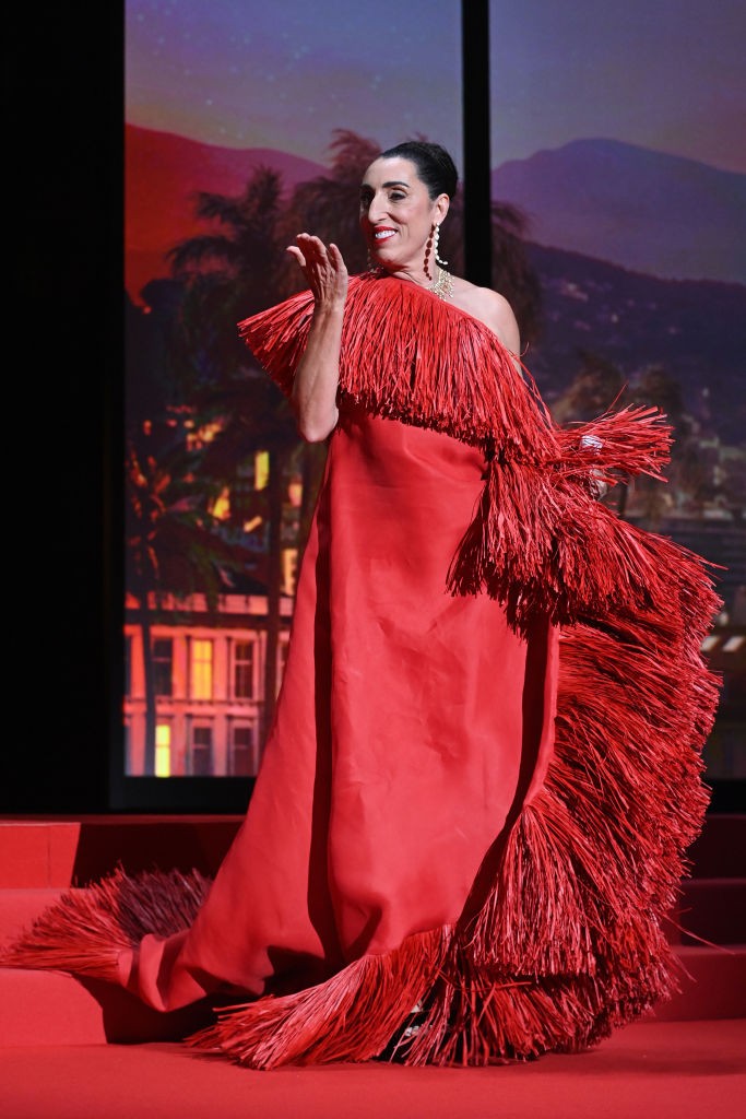 CANNES, FRANCE - MAY 28: Camera d'Or' Jury President Rossy De Palma arrives on stage during the closing ceremony for the 75th annual Cannes film festival at Palais des Festivals on May 28, 2022 in Cannes, France. (Photo by Pascal Le Segretain/Getty Images (Foto: Getty Images)