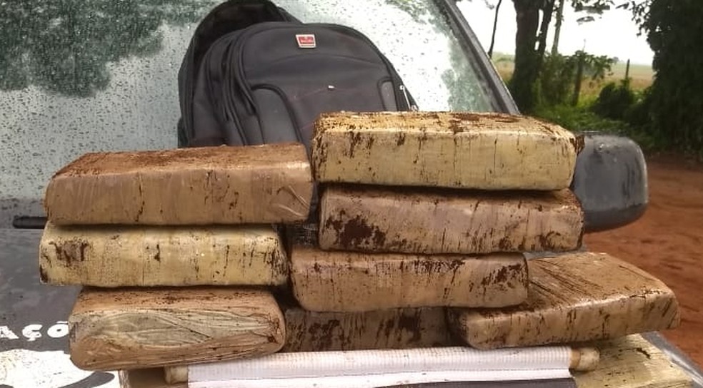 De acordo com os policiais, o jovem transportava 12 quilos da droga em uma mochila, distribuÃ­dos em 17 tabletes. â Foto: DOF/DivulgaÃ§Ã£o