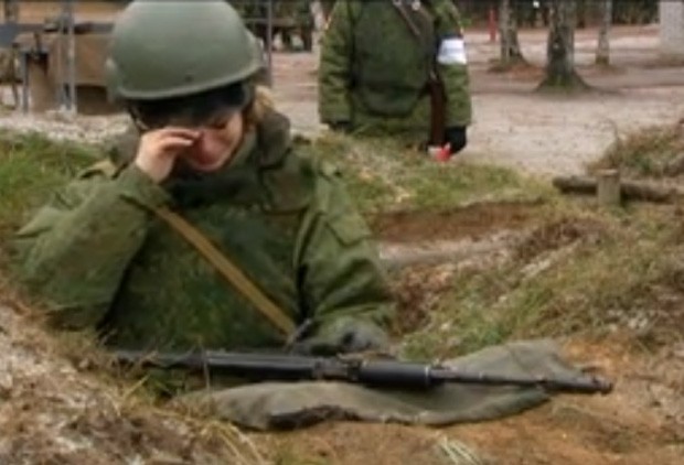 Vera Kirienko chorou durante reportagem após levar susto enquanto disparava rifle (Foto: Reprodução/VKontakte/Vera Kirienko)