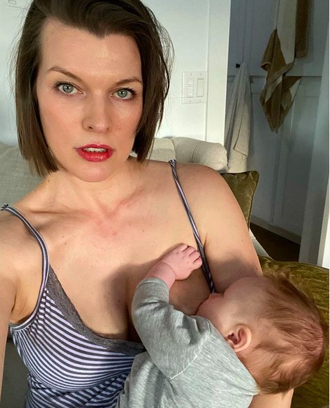 A atriz Milla Jovovich com a filha recém-nascida (Foto: Instagram)