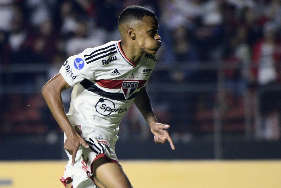 Caio comemora gol pelo São Paulo — Foto: Marcos Ribolli