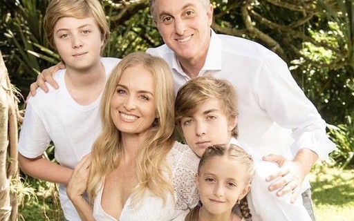 Luciano Huck se declara à família com foto de Angélica e os 3 filhos: "Base de tudo"