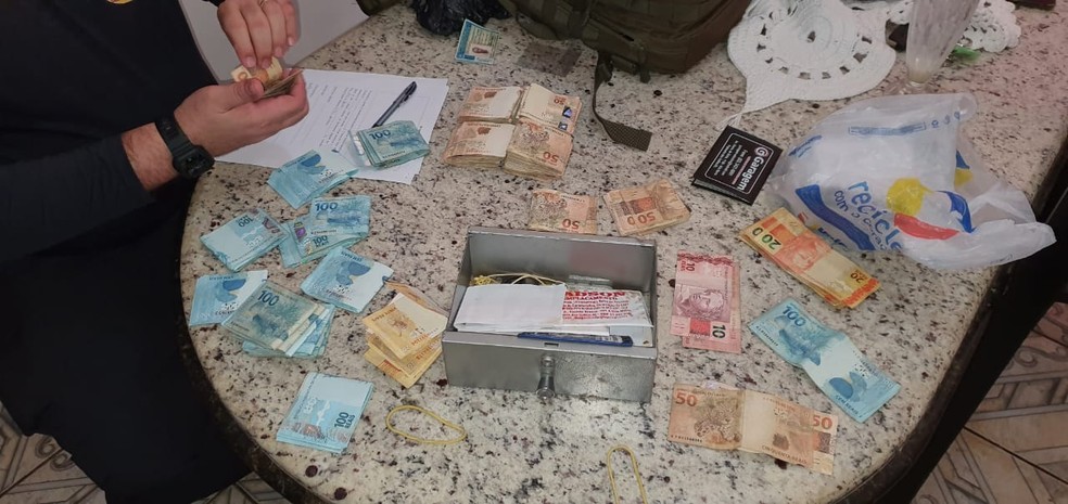 Dinheiro apreendido pelos policiais federais em operação em Alagoas — Foto: Ascom/PF