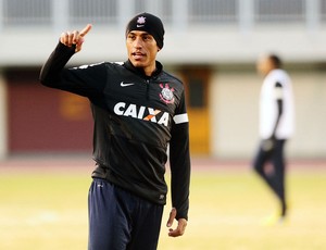 Paulinho treino Corinthians (Foto: Marcos Ribolli / Globoesporte.com)