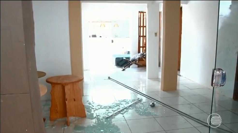 Família é feita refém durante assalto dentro de casa em Teresina (Foto: Reprodução / TV Clube)