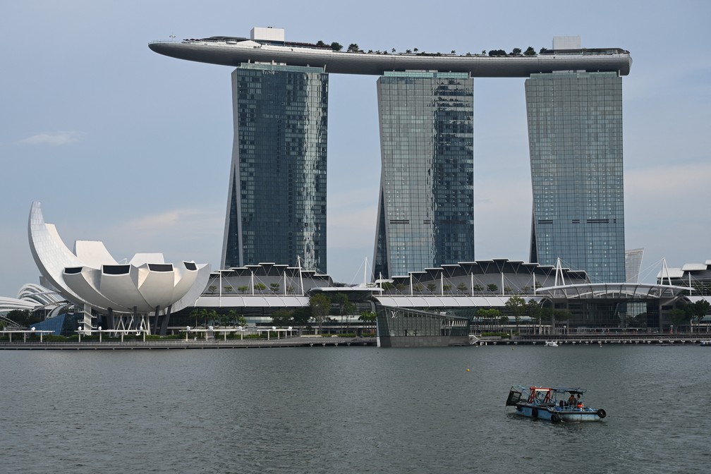 Piscina fica no topo do Marina Bay Sands, em Singapura — Foto: Roslan RAHMAN / AFP