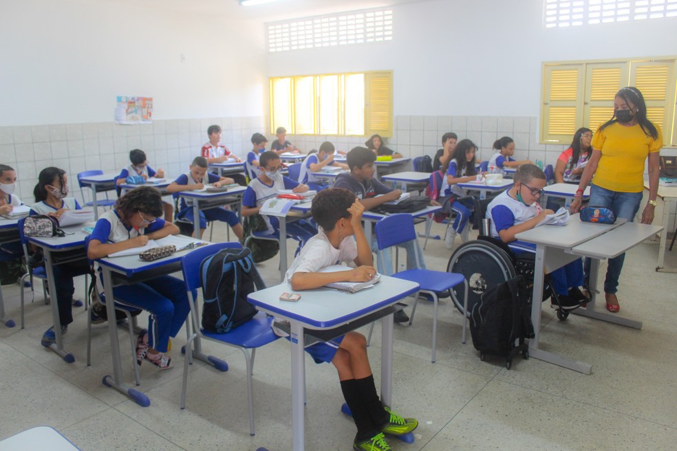 Sala de aula da rede pública municipal de Natal com carteira adptada a estudante com necessidades especiais — Foto: Manoel Barbosa/SME