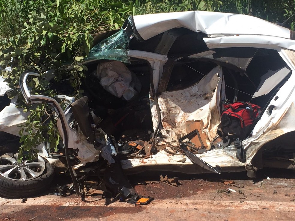 Carro de passeio ficou completamente destrudo e motorista morreu no acidente (Foto: Ciopaer)