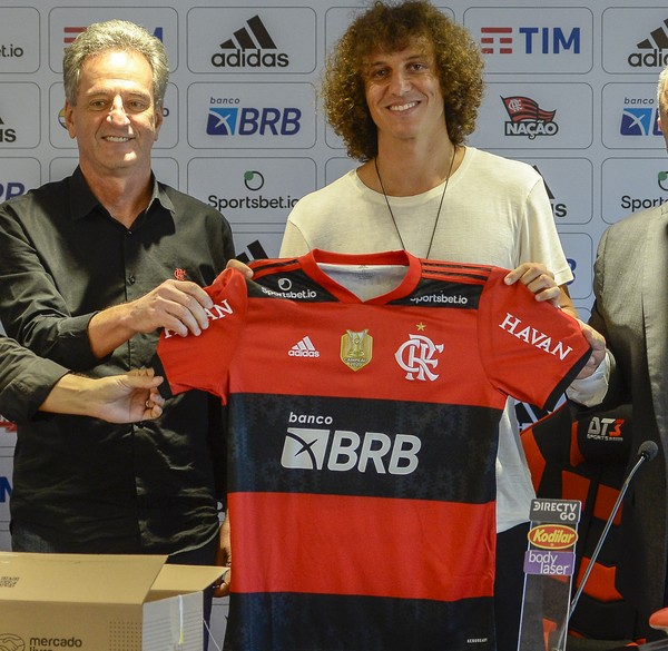 Marca da Pixbet substituir a da Sportsbet.io, que atualmente ocupa o ombro do uniforme  Foto: Marcelo Cortes / CRF