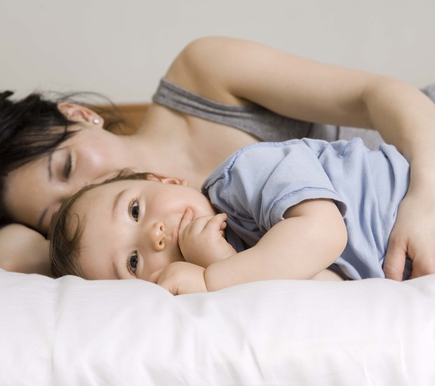 Mulher; bebê; deitado; cama (Foto: Thinkstock)