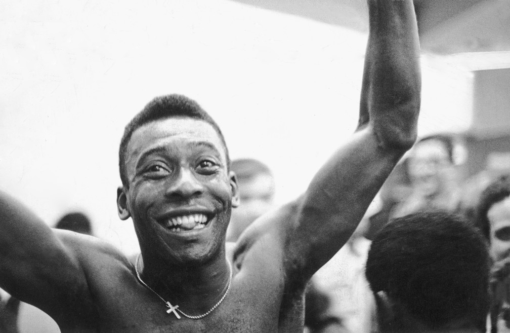 Pelé comemora no vestiário da equipe do Santos F.C. após conquista do título do Campeonato Paulista de Futebol, em maio de 1968 — Foto: Estadão Conteúdo/Arquivo