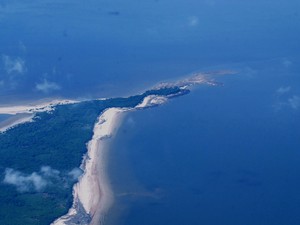 Faixa de areia da praia do Cururu, conhecida como &#39;Ponta do Cururu&#39;, pode ser vista melhor de cima. Área área protegida por Código Municipal Ambiental.. (Foto: José Rodrigues- TV Tapajós)