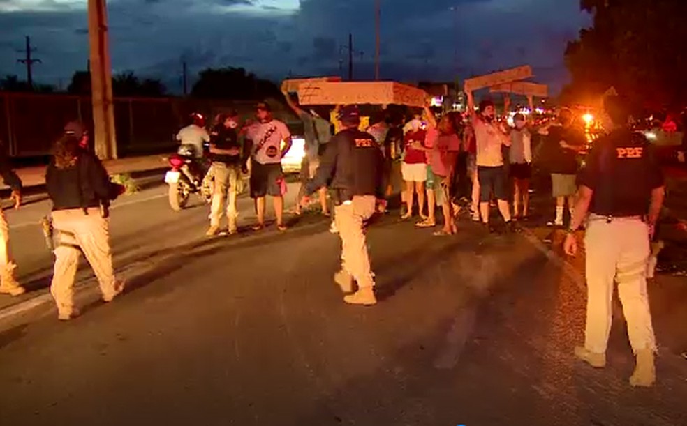 PRF atuou em protesto que limitou tráfego na BR-210 — Foto: Rede Amazônica/Reprodução